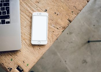 iPhone 6 Mockup Desk