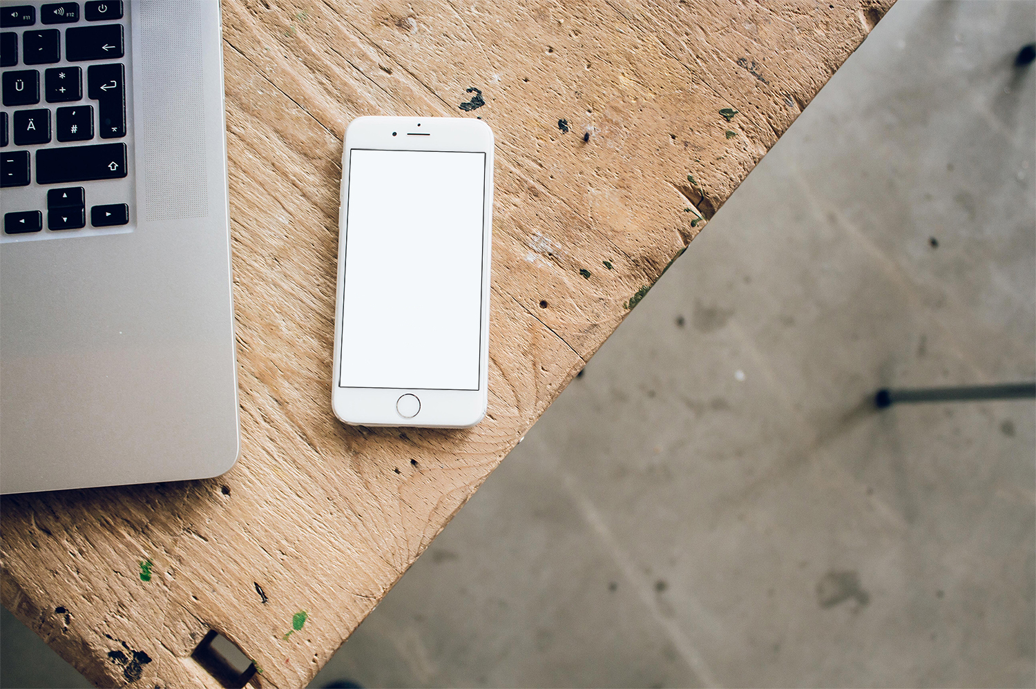 iPhone 6 Mockup Desk