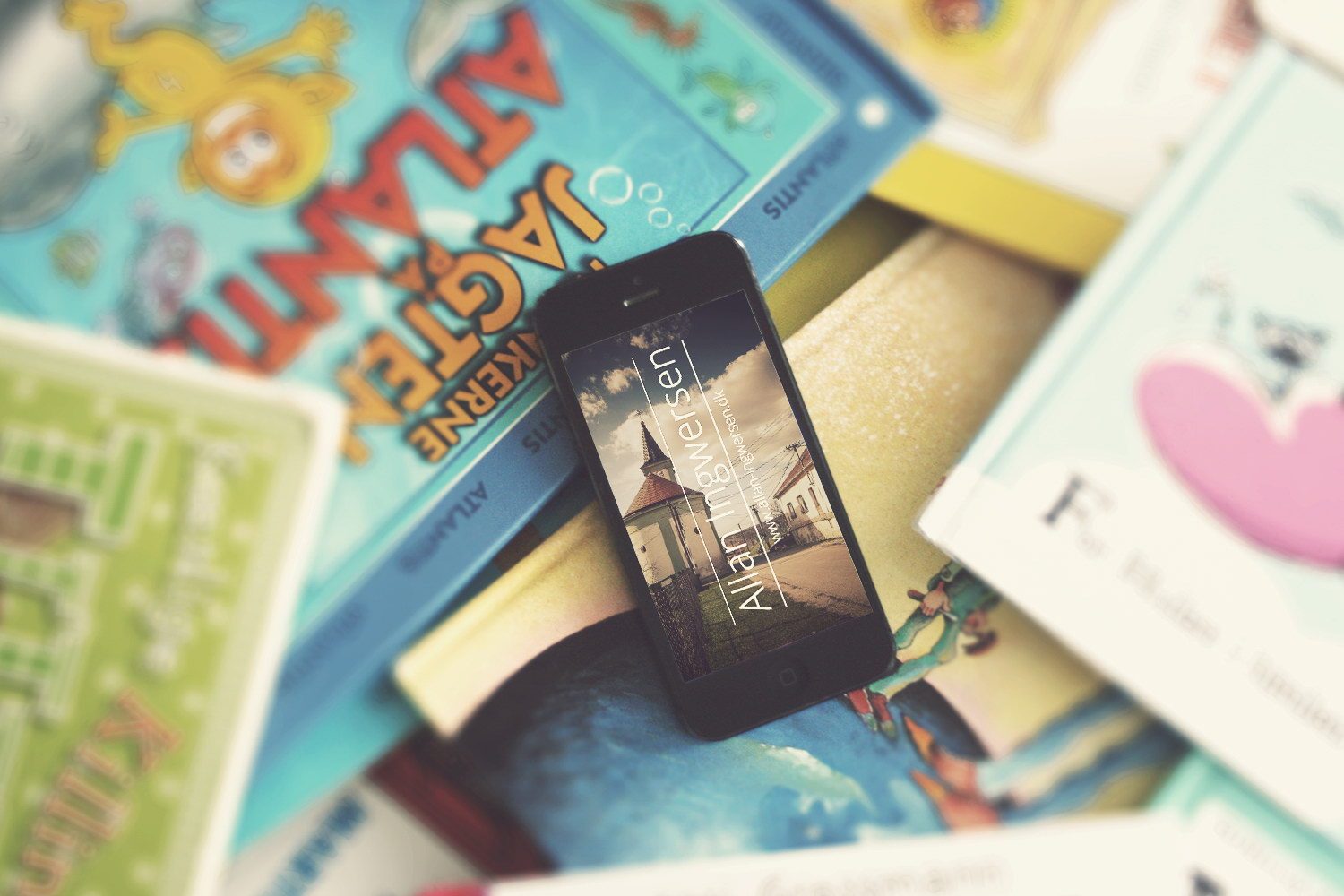 16 Free iPhone PSD Mockups Beautiful Memories