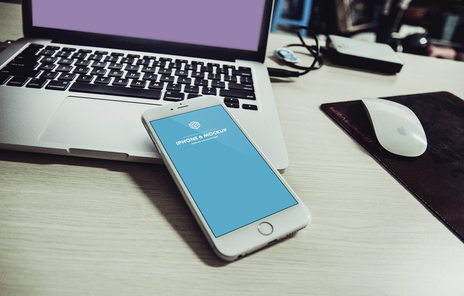 5 Free Photorealistic iPhone 6 Plus Mockups