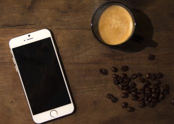 iPhone 6 PSD Mock-Ups Coffee Cup